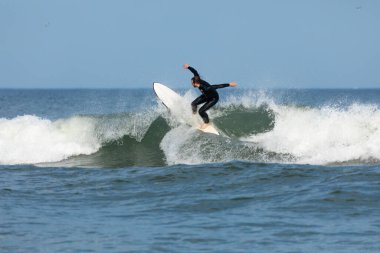 Deal, New Jersey - 10 Ağustos 2024: sörfçüler Debby Kasırgası 'nın kalıntılarında Deal açıklarında sörf yapıyor.