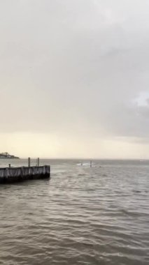 14 Ağustos 2024 'te Keyport, New Jersey' deki Raritan Körfezi 'nde bir yaz fırtınası patlak verdi..