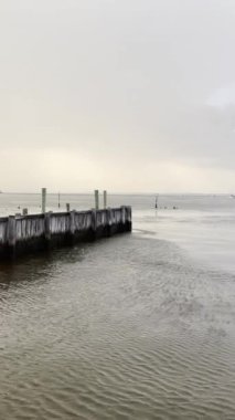 14 Ağustos 2024 'te Keyport, New Jersey' deki Raritan Körfezi 'nde bir yaz fırtınası patlak verdi..