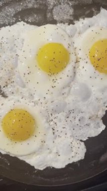 Dökme Demir Tavada Kızaran Yumurtalar