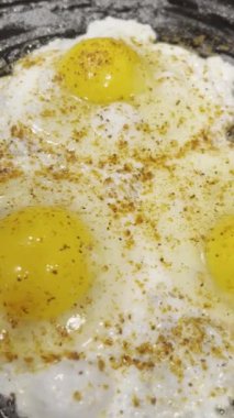 Dökme Demir Tavada Kızaran Yumurtalar