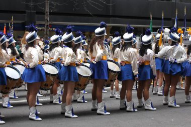 New York, New York - 17 Mart 2012: Her yıl düzenlenen St. Patrick Günü Geçit Töreni 'nde gruplar toplandı.