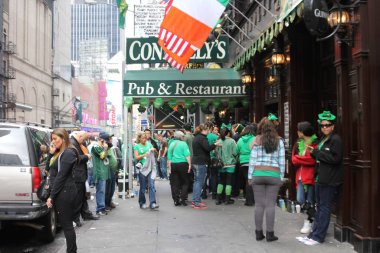 New York, New York - 17 Mart 2012: İnsanlar Aziz Patrick Günü 'nde Connelly' s Pub 'ın önünde toplanıyor