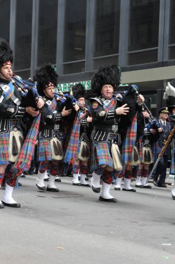 New York, New York - 17 Mart 2012: Nassau İlçe Polisi Zümrüt Topluluğu Boru Grubu 'ndan gaydacılar geleneksel Aziz Patrick Günü Yürüyüşü' nde.