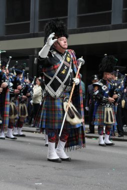 New York, New York - 17 Mart 2012: Nassau İlçe Polisi Zümrüt Topluluğu Boru Grubu 'ndan gaydacılar geleneksel Aziz Patrick Günü Yürüyüşü' nde.