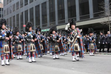 New York, New York - 17 Mart 2012: Nassau İlçe Polisi Zümrüt Topluluğu Boru Grubu 'ndan gaydacılar geleneksel Aziz Patrick Günü Yürüyüşü' nde.