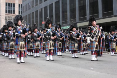 New York, New York - 17 Mart 2012: Nassau İlçe Polisi Zümrüt Topluluğu Boru Grubu 'ndan gaydacılar geleneksel Aziz Patrick Günü Yürüyüşü' nde.