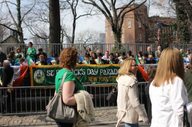 New York, New York - 17 Mart 2012: İzleyiciler geleneksel St. Patrick Günü Geçit Töreni 'nde geçit töreni rotasını çiziyor.