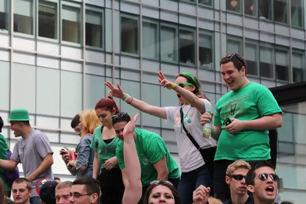 New York, New York - 17 Mart 2012: insanlar Aziz Patrick Günü geçit töreninden önce şehirde toplanır