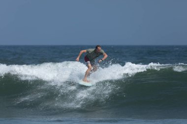 Deal, New Jersey - 18 Ağustos 2024: Sörfçüler Ernesto Kasırgası 'nın kalıntılarında sörf yapmak için Deal' da suyu dolduruyorlar