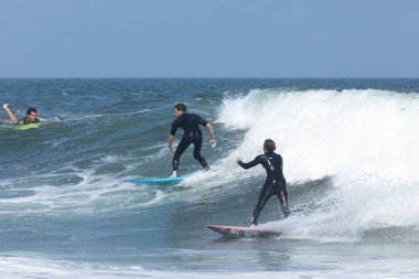 Deal, New Jersey - 18 Ağustos 2024: Sörfçüler Ernesto Kasırgası 'nın kalıntılarında sörf yapmak için Deal' da suyu dolduruyorlar