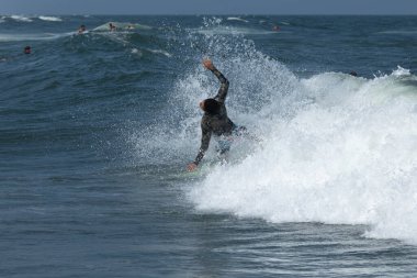 Deal, New Jersey - 18 Ağustos 2024: Sörfçüler Ernesto Kasırgası 'nın kalıntılarında sörf yapmak için Deal' da suyu dolduruyorlar