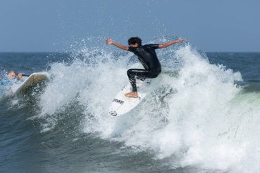 Deal, New Jersey - 18 Ağustos 2024: Sörfçüler Ernesto Kasırgası 'nın kalıntılarında sörf yapmak için Deal' da suyu dolduruyorlar