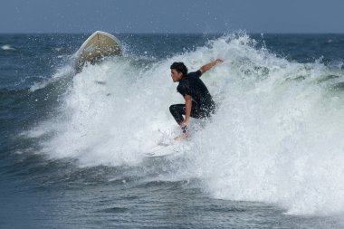 Deal, New Jersey - 18 Ağustos 2024: Sörfçüler Ernesto Kasırgası 'nın kalıntılarında sörf yapmak için Deal' da suyu dolduruyorlar