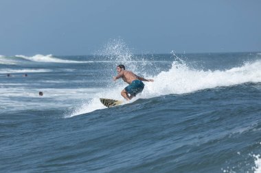 Deal, New Jersey - 18 Ağustos 2024: Sörfçüler Ernesto Kasırgası 'nın kalıntılarında sörf yapmak için Deal' da suyu dolduruyorlar