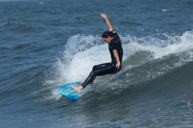 Deal, New Jersey - 18 Ağustos 2024: Sörfçüler Ernesto Kasırgası 'nın kalıntılarında sörf yapmak için Deal' da suyu dolduruyorlar