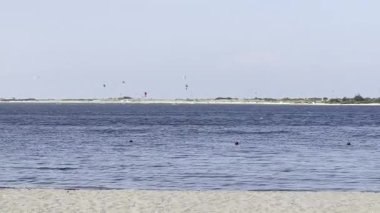 Highlands, New Jersey - 18 Ağustos 2024: Kite Sörfçüleri, Ernesto Kasırgası 'nın sağladığı havadan yararlanarak Sandy Hook ve Highlands arasındaki sularda sörf yapıyor.