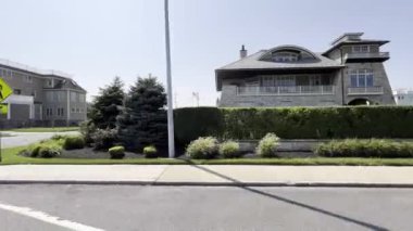 Monmouth Beach, New Jersey - 18 Ağustos 2024: Sakin bir yaz gününde Ocean Avenue boyunca bir gezinti