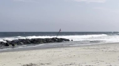 Allenhurst, New Jersey - 18 Ağustos 2024: Atlas Okyanusu 'nda Ernesto Kasırgası çalkalanıyorken dalgalar Allenhurst' taki iskeleye çarpıyor