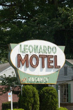 Leonardo, New Jersey - 18 Ağustos 2024: Leonardo Moteli için klasik neon tabela hala yazın 36.