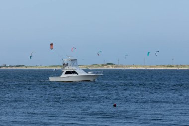 Highlands, New Jersey - Uçurtma sörfçüleri Ernesto Kasırgası 'ndan faydalanarak Sandy Hook' tan ayrılıyorlar. Önden bir balıkçı teknesi geçiyor..