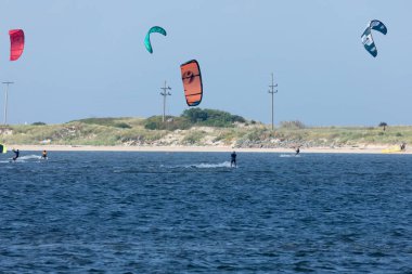 Highlands, New Jersey - Uçurtma sörfçüleri, Sandy Hook 'tan yelken açarken Ernesto Kasırgası' ndan faydalanırlar.
