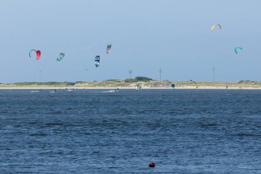 Highlands, New Jersey - Uçurtma sörfçüleri, Sandy Hook 'tan yelken açarken Ernesto Kasırgası' ndan faydalanırlar.