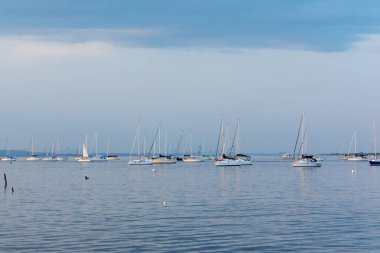 Keyport, New Jersey - 14 Ağustos 2024: Bir yaz akşamı Keyport Yat Kulübü 'ndeki Raritan Körfezi' nde yelkenliler demirlemiştir.