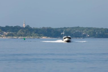 Güney Amboy, New Jersey - 14 Ağustos 2024: Staten Island 'dan New Jersey' e doğru bir motorlu tekne seyahat ediyor.