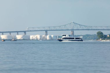 Güney Amboy, New Jersey - 14 Ağustos 2024: Bir New York Waterway feribotu arka planda Outerbridge Geçidi olan Raritan Körfezi 'nden geçiyor