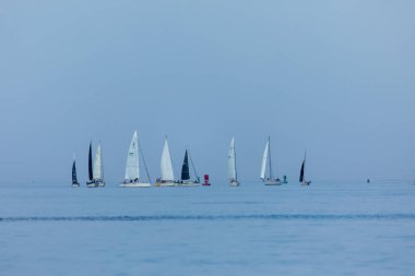 Güney Amboy, New Jersey - 14 Ağustos 2024: Beatufiul altın saatinde Raritan Körfezi 'nde New Jersey ile Staten Island arasında Sailabots yarışı