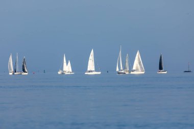 Güney Amboy, New Jersey - 14 Ağustos 2024: Beatufiul altın saatinde Raritan Körfezi 'nde New Jersey ile Staten Island arasında Sailabots yarışı