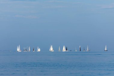 Güney Amboy, New Jersey - 14 Ağustos 2024: Beatufiul altın saatinde Raritan Körfezi 'nde New Jersey ile Staten Island arasında Sailabots yarışı