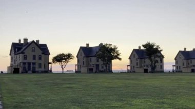 Sandy Hook, New Jersey 'de Fort Hancock' ta güneş batıyor. 2024 Ağustosunun güzel bir yaz gecesi..
