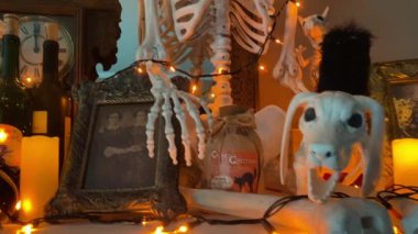 Woodbridge, New Jersey - 16 Eylül 2021: Bir sürü iskelet ve diğer tüyler ürpertici eşyalarla dolu bir şömine üzerinde çok ürkütücü bir Cadılar Bayramı görüntüsü