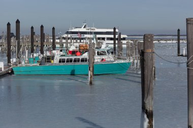 Atlantic Highlands, New Jersey - 3 Ocak 2018: 2018 'in soğuk kışında Atlantik Dağları' nın donmuş bir limanının manzarası.