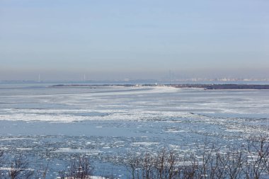 Atlantic Highlands, New Jersey - 3 Ocak 2018: Sandy Hook Körfezi 'nden Sandy Hook ve New York City' ye çok soğuk bir kış gününde bir manzara.