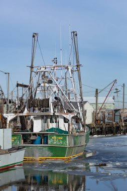 Belford, New Jersey - 3 Ocak 2018: Su, tuzlu suyun donduğu Belford Belediye Limanı 'ndaki balıkçı teknelerinin etrafında donmuştur..