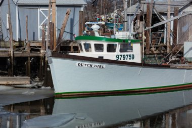 Belford, New Jersey - 3 Ocak 2018: Su, tuzlu suyun donduğu Belford Belediye Limanı 'ndaki balıkçı teknelerinin etrafında donmuştur..