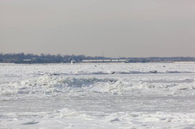 Highlands, New Jersey - 3 Ocak 2018: 2018 'de çok soğuk bir kış gününde donmuş Sandy Hook Körfezi' nden Atlanitc Highlands Marina 'ya bir manzara