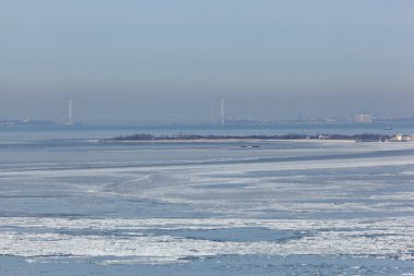 Atlantic Highlands, New Jersey - 3 Ocak 2018: Sandy Hook Körfezi 'nden Sandy Hook ve New York City' ye çok soğuk bir kış gününde bir manzara.