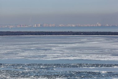 Atlantic Highlands, New Jersey - 3 Ocak 2018: Sandy Hook Körfezi 'nden Sandy Hook ve New York City' ye çok soğuk bir kış gününde bir manzara.