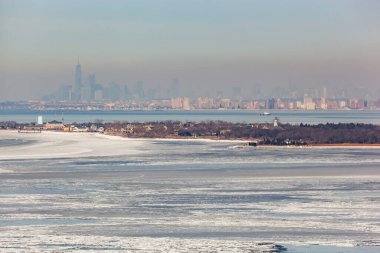 Atlantic Highlands, New Jersey - 3 Ocak 2018: Sandy Hook Körfezi 'nden Sandy Hook ve New York City' ye çok soğuk bir kış gününde bir manzara.