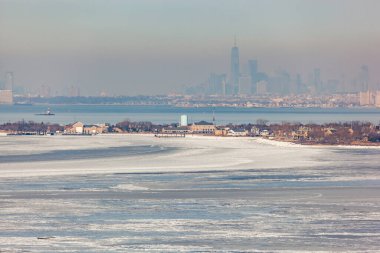 Atlantic Highlands, New Jersey - 3 Ocak 2018: Sandy Hook Körfezi 'nden Sandy Hook ve New York City' ye çok soğuk bir kış gününde bir manzara.