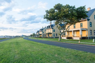 Sandy Hook, New Jersey 'deki Hancock Kalesi' nin tarihi mimarisini çevreleyen güzel bir günbatımı görüntülenir. Fotoğraf Ağustos 2024 'te çekildi..