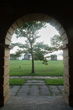 Sandy Hook, New Jersey 'deki Hancock Kalesi' nin tarihi mimarisini çevreleyen güzel bir günbatımı görüntülenir. Fotoğraf Ağustos 2024 'te çekildi..