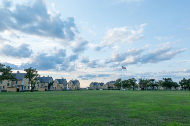 Sandy Hook, New Jersey 'deki Hancock Kalesi' nin tarihi mimarisini çevreleyen güzel bir günbatımı görüntülenir. Fotoğraf Ağustos 2024 'te çekildi..