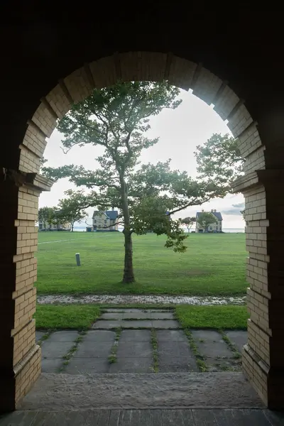 Sandy Hook, New Jersey 'deki Hancock Kalesi' nin tarihi mimarisini çevreleyen güzel bir günbatımı görüntülenir. Fotoğraf Ağustos 2024 'te çekildi..