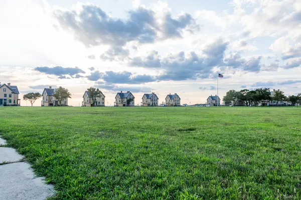 Sandy Hook, New Jersey 'deki Hancock Kalesi' nin tarihi mimarisini çevreleyen güzel bir günbatımı görüntülenir. Fotoğraf Ağustos 2024 'te çekildi..
