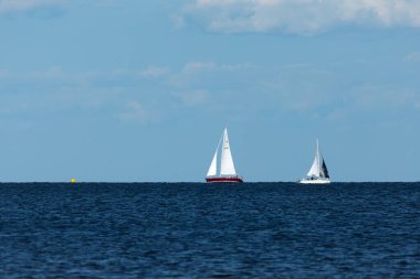 Güney Amboy, New Jersey - 21 Ağustos 2024: 2024 yazında Çarşamba Gecesi Yarışları sırasında Raritan Körfezi 'nde yelkenliler geziniyor.